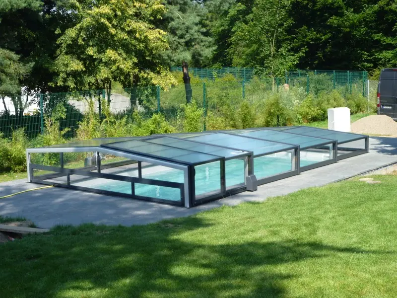 Schiebehalle über einem Pool