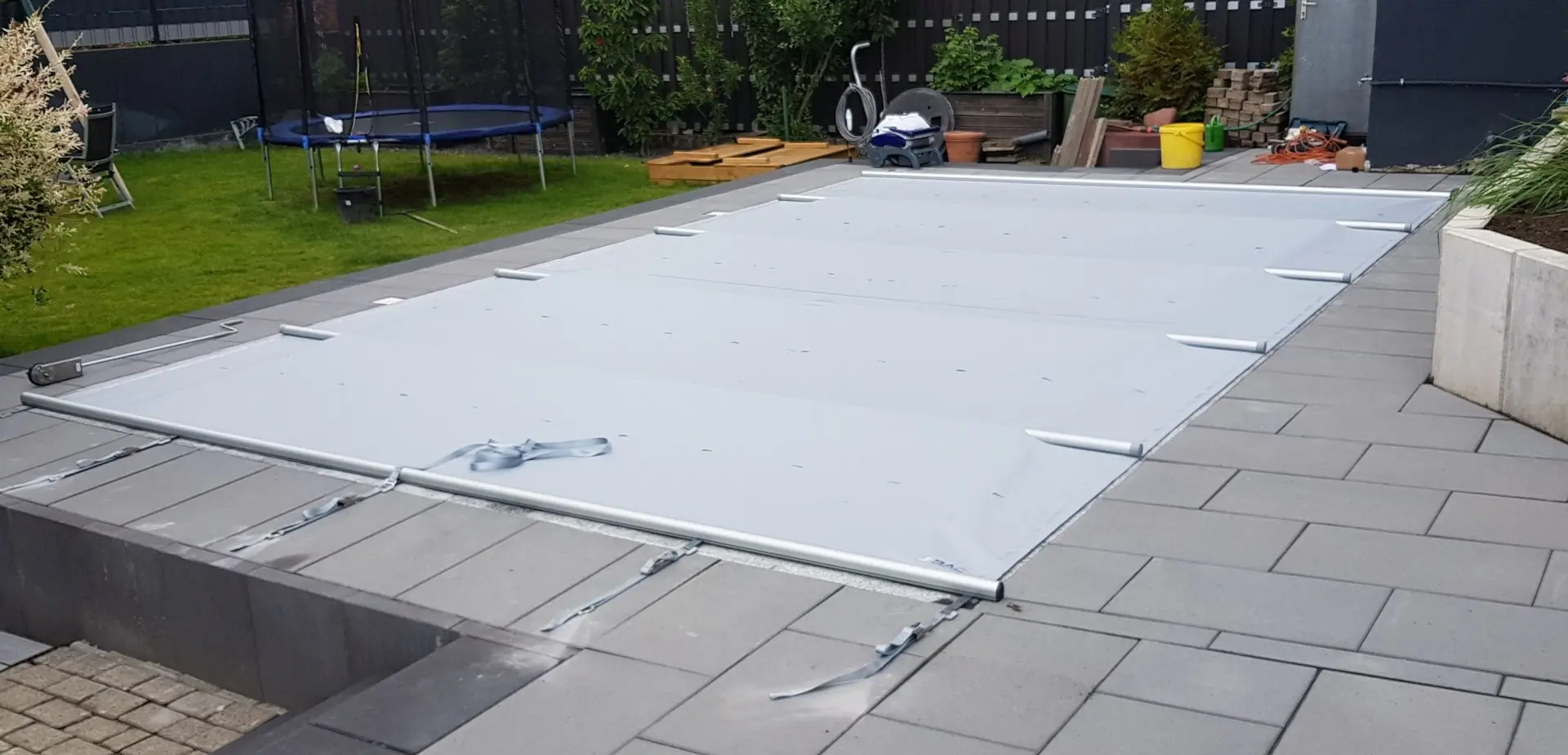 Stangenabdeckung über Pool