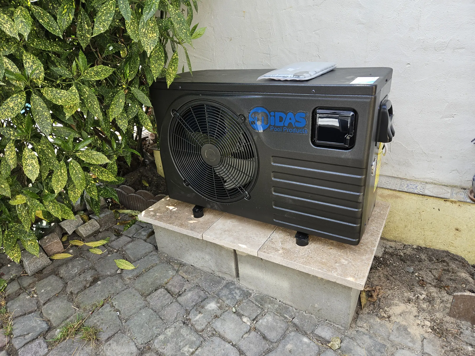 Pool-Wärmepumpe im Garten