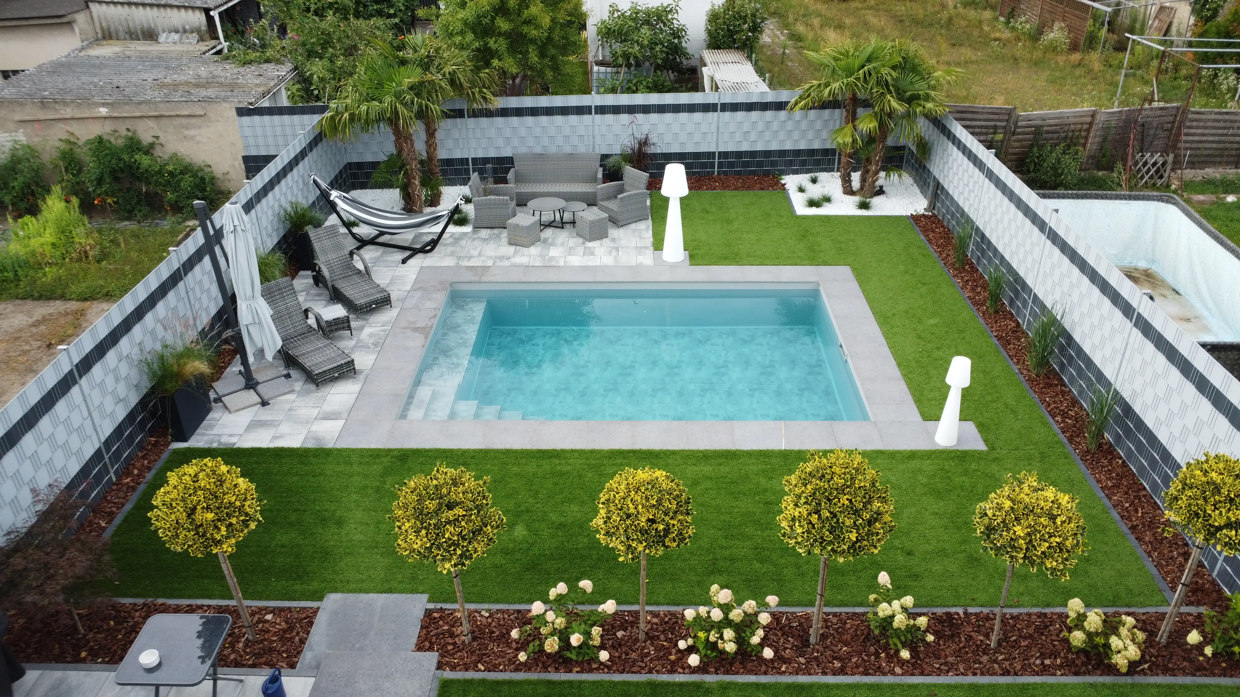 Einstückbecken mit Unterflurrollladen und Liegefläche