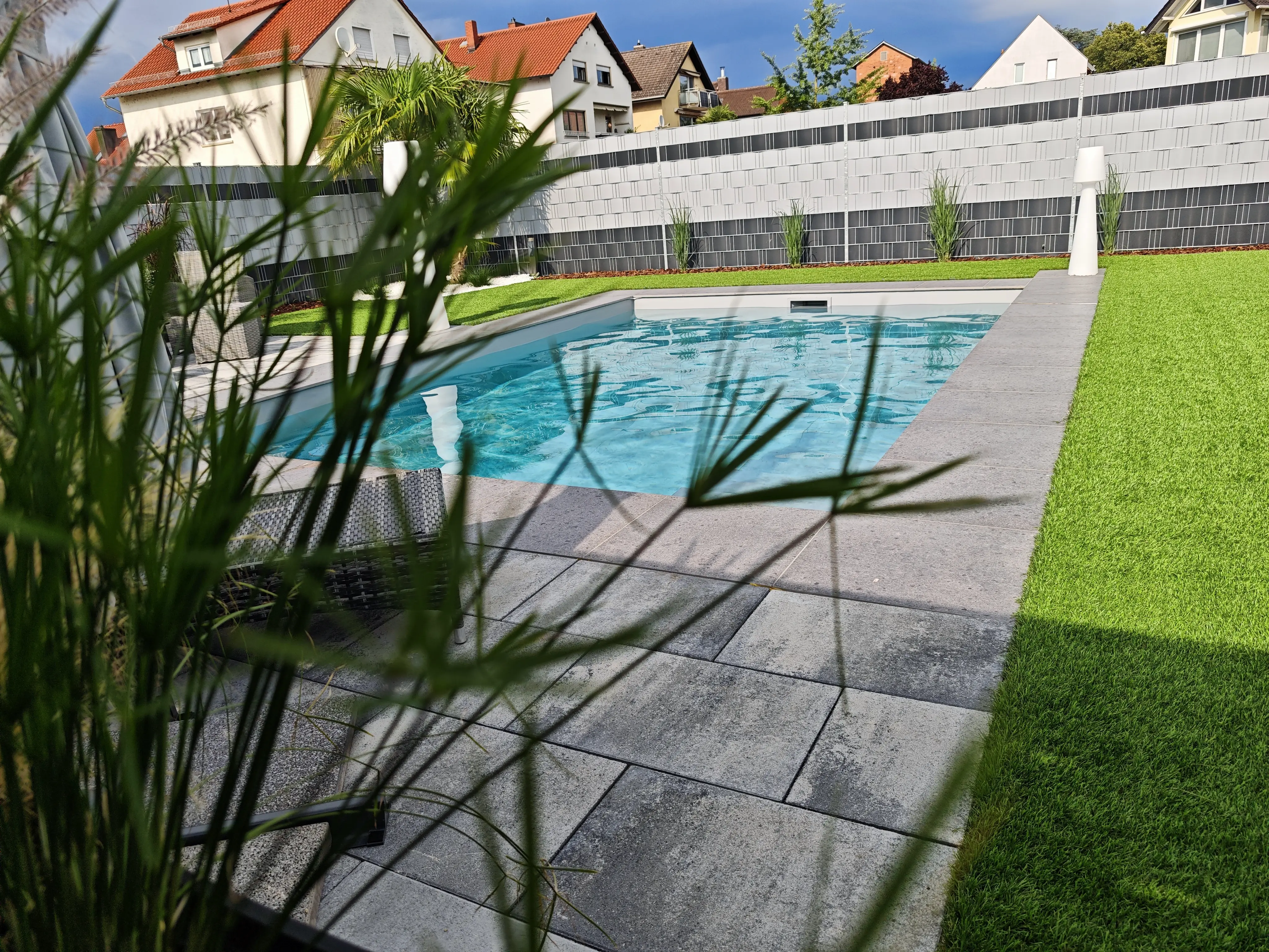 Einstückbecken mit Unterflurrollladen, zweite Ansicht