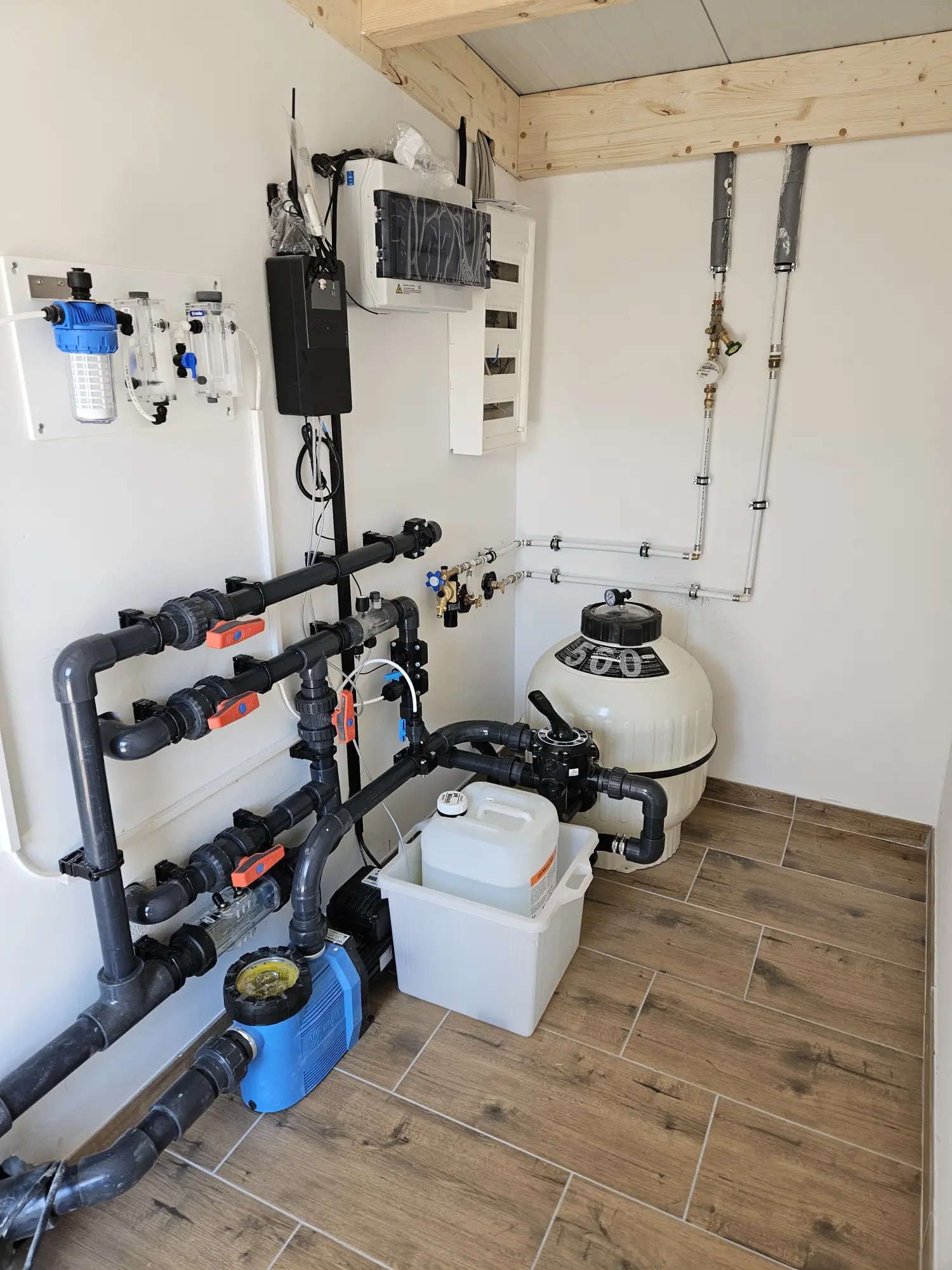 Sauber montierter Technikraum mit Filter, Pumpe und Steuerung